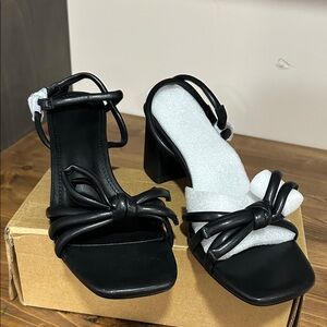 Elegant Vetaste Black Women's sandal open toe Heels. New in box. Size 6.5